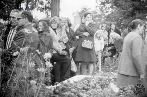 W obiektywie bezpieki: Henryk Bąk (drugi z lewej) podczas odsłonięcia pamiątkowego obelisku ku czci Stefana Pietrusińskiego, Goszczyn 1977 r. Fot. z zasobu IPN