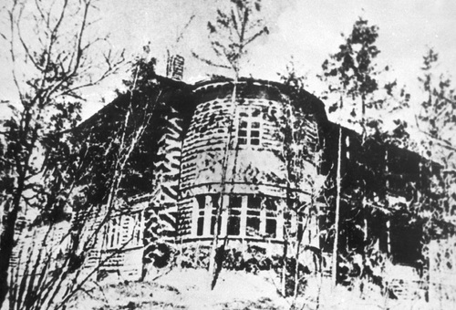 Zachodnia fasada willi NKWD w Lesie Katyńskim, 1943 r. Fot. AIPN