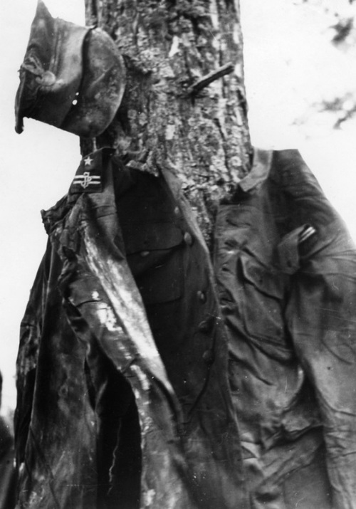 Zawieszony na drzewie mundur majora Pułku Szwoleżerów im. Józefa Piłsudskiego podczas ekshumacji w 1943 r.  Fot. AIPN