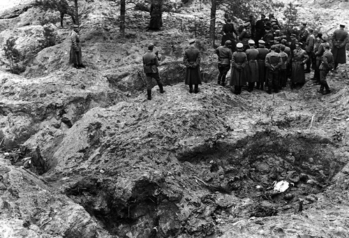 Ekshumacja zamordowanych przez NKWD oficerów Wojska Polskiego, Las Katyński, 1943 r. Fot. AIPN