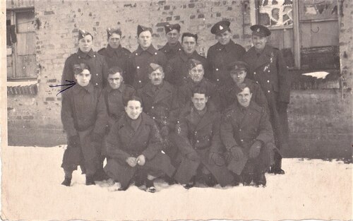Grupa mężczyzn w mundurach pozujących do zdjęcia