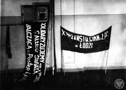 Komunistyczne transparenty zniszczone przez członków ZBT. Fot. z zasobu IPN