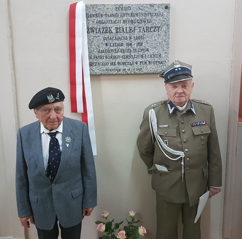 Członkowie ZBT (od lewej): Kazimierz Skibicki i Andrzej Szletyński przy pamiątkowej tablicy odsłoniętej 10 września 2019 r. Fot.: Paweł Wąs