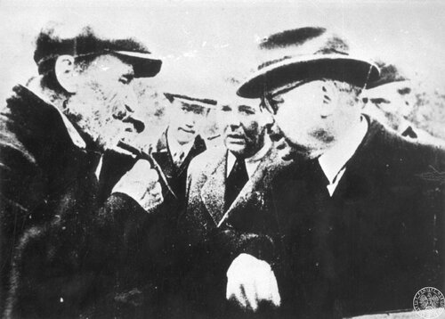 Przewodniczący Międzynarodowej Komisji Lekarskiej, prof. Ferenc Orsós (z prawej), rozmawia ze świadkiem zbrodni katyńskiej Parfienem Kisielewem (z lewej), kwiecień 1943 r. Fot. z zasobu IPN