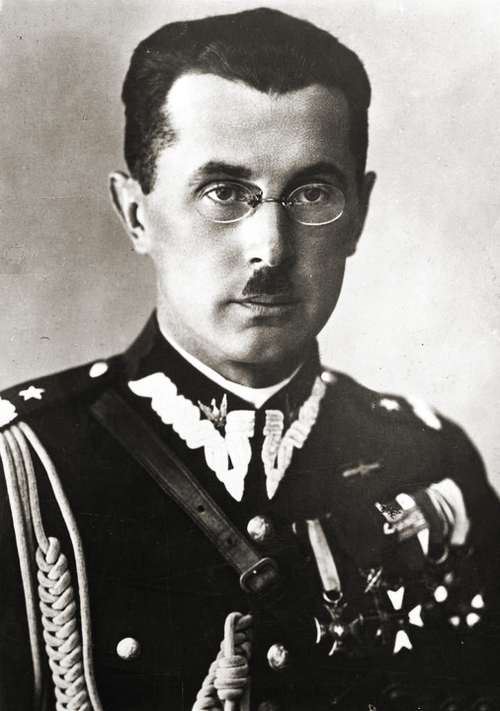 Mężczyzna w średnim wieku w przedwojennym polskim mundurze, z wąsami i w okularach