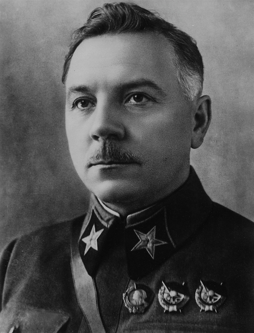 Mężczyzna w średnim wieku w sowieckim mundurze