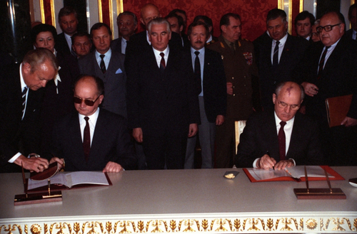 Wojciech Jaruzelski i Michaił Gorbaczow siedzą przy bogato zdobionym biurku, na którym leżą dokumenty