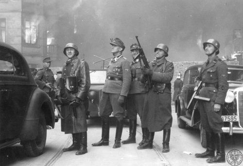 SS-Gruppenführer Jürgen Stroop (pośrodku, w czapce) z obstawą w getcie warszawskim. Pierwszy z prawej SS-Rottenführer Josef Blösche. Fotografia z raportu Stroopa. Fot. AIPN