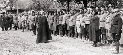 Symon Petlura (z lewej) dokonuje przeglądu oddziału Armii Czynnej URL, przed frontem oddziału gen. Iwan Omelanowycz-Pawłenko, Kijów, maj 1920 r. Fot. Wikimedia Commons (domena publiczna)