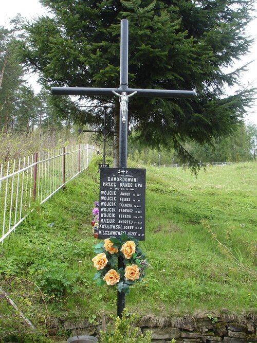 Zbiorowy grób rodziny Wójcików i ich sąsiadów ofiar napadu nacjonalistów ukraińskich z 20 IV 1945 r.