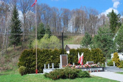 Pomnik upamiętniający ofiary zbrodni nacjonalistów ukraińskich w Borownicy. Stan z 2012 r. Fot. z zasobu IPN