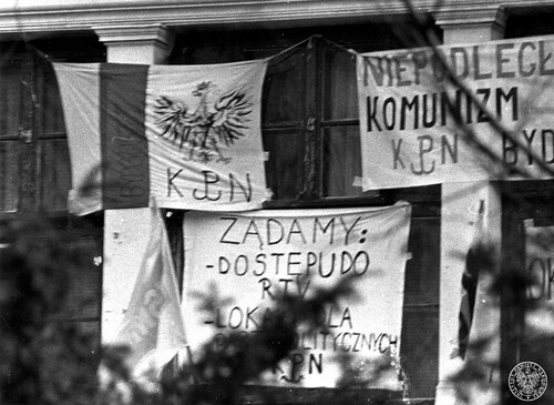 Bydgoszcz (prawdopodobnie okupowana siedziba ZM ZSMP), transparenty z postulatami KPN, 25 października 1989 r. Fot. z zasobu IPN