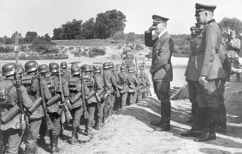 Adolf Hitler obserwuje przeprawę wojsk niemieckich przez Wisłę w okolicach Chełmna, wrzesień 1939. Ze zbiorów Narodowego Archiwum Cyfrowego