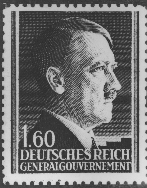 Znaczek pocztowy wyemitowany przez Niemiecką Pocztę Wschód z okazji urodzin Adolfa Hitlera, kwiecień 1942. Ze zbiorów Narodowego Archiwum Cyfrowego