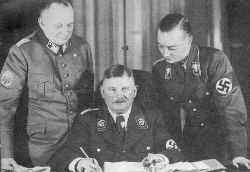 Ernst Röhm, 1887 - 1934 (w środku; po prawej: SA-Gruppenführer Karl Ernst, po lewej: Franz von Stephani). Fot. Wikimedia Commons/domena publiczna