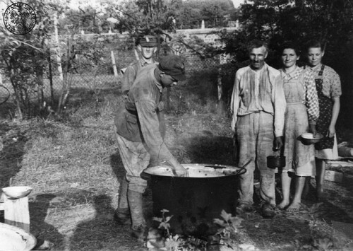 Przesiedleńcy ukraińscy w kolejce po gorący posiłek na punkcie zbornym (kwiecień-czerwiec 1947 r.). Fot. z zasobu IPN