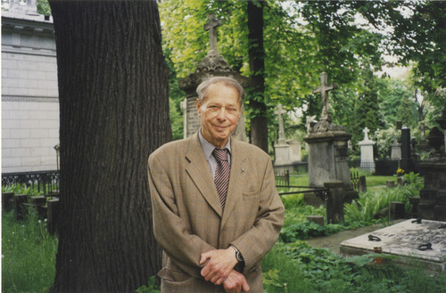 Janusz Brochwicz-Lewiński na cmentarzu ewangelickim, w miejscu gdzie został ranny i przeżył śmierć kliniczną