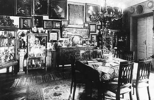 Gabinet w krakowskim mieszkaniu znanego psychografologa Rafała Schermanna; zbiory zostały zagrabione  przez Ludwiga Leista. Fot. AIPN