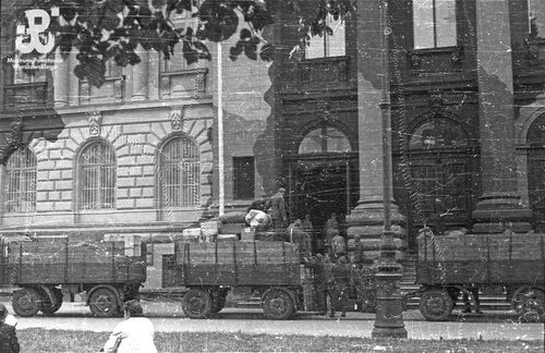Miesiąc przed Powstaniem Warszawskim: Niemcy ładują ciężarówki dziełami sztuki z budynku Zachęty na Placu Małachowskiego 3