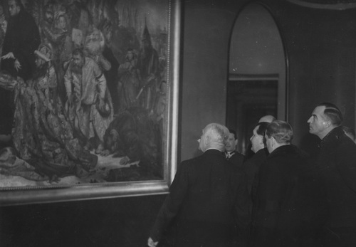 Hermann Goring w towarzystwie nierozpoznanych osób ogląda obraz "Batory pod Pskowem" w sali Batorego na Zamku Królewskim. Fot. NAC