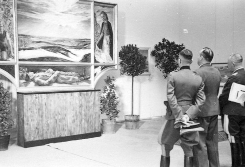 Hans Frank (w środku) w towarzystwie nierozpoznanych osób podczas zwiedzania galerii w Krakowie. Fot. NAC