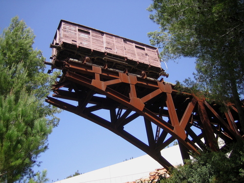 Yad Vashem, odcinek mostu kolejowego z wagonem towarowym. Fot. Wikimedia Commons/domena publiczna