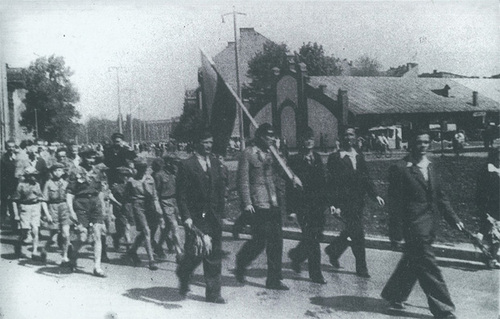 Czołówka pochodu idąca spod Akademii Górniczej na krakowskich Alejach Trzech Wieszczów, 3 maja 1946 r. Fot. zbiory FCDCN