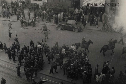 Milicja na koniach rozpędza studentów na Świętym Marcinie w Poznaniu, 13 maja 1946 r.; ze zbiorów IPN