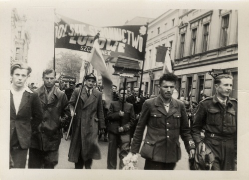 Manifestacja podczas obchodów Święta 3 Maja w Szczecinku w 1946 r. Fot. AIPN