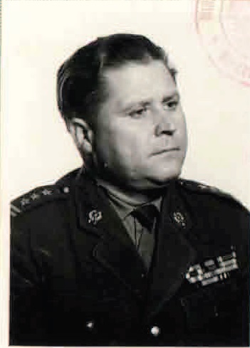 Zdjęcie portretowe mężczyzny w mudurze