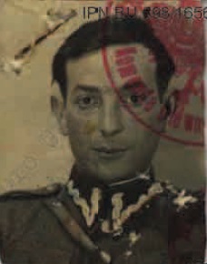 Zdjęcie portretowe mężczyzny w mudurze