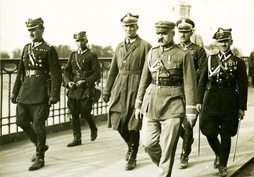 Józef Piłsudski w otoczeniu najbliższych współpracowników na moście Poniatowskiego, 12 maja 1926 r.