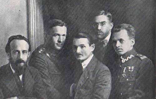 Członkowie Centralnego Oddziału Lotnego POW w 1915 r. Od lewej: Tadeusz Szturm de Sztrem <i>Mały</i>, Tadeusz Herfurt <i>Jan</i>, Józef Kobiałko <i>Walek</i>, Kazimierz Bagiński <i>Florek</i>, Marian Zyndram-Kościałkowski <i>Orwicz</i>