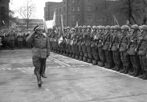 Gen. Florian Siwicki przed frontem żołnierzy wracających z CSRS, Wrocław, 4 listopada 1968 r. Fot. Archiwum Państwowe we Wrocławiu