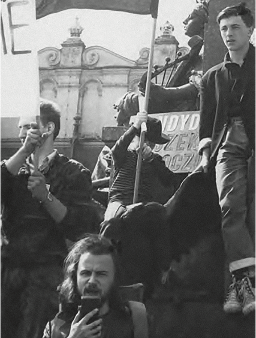 Marek Kurzyniec przemawia podczas 15 V 1981 r. pod pomnikiem Adama Mickiewicza na krakowskim Rynku Głównym w tym dniu rozpoczęła się trzydniowa akcja WiP pod hasłem "Sowieci do domu" (fot. IPN)