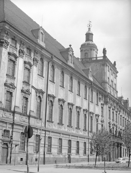 Gmach główny Uniwersytetu Wrocławskiego w 1968 r. Fot. Grażyna Rutkowska (z zasobu Narodowego Archiwum Cyfrowego)
