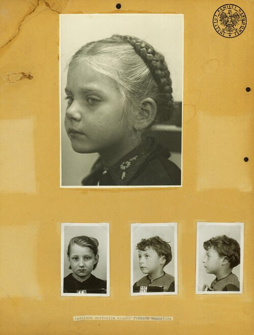 Karta albumu przedstawiająca zdjęcia portretowe dzieci z charakterystycznym typem urody, m.in. blada cera i jasne włosy.