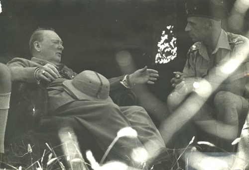 Premier Wielkiej Brytanii Winston Churchill rozmawia z gen. Władysławem Andersem podczas wizyty na stanowisku dowodzenia II. korpusu, sierpień 1944 r. Fot. AIPN