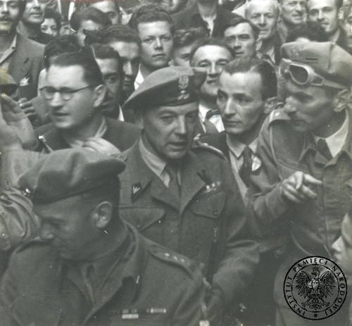 Generał Klemens Rudnicki wśród tłumu, kwiecień 1945 r. Fot. AIPN