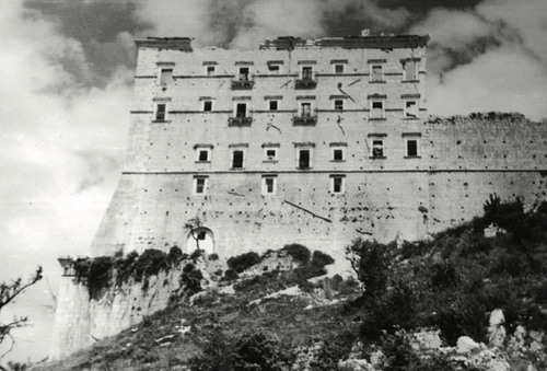 Jedna ze ścian murów klasztoru na wzgórzu. Widoczne zniszczenia będące wynikiem walk.