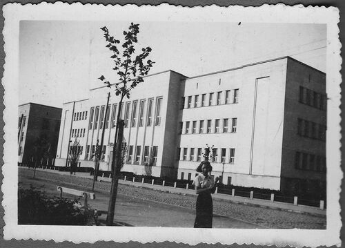 Na zdjęciu z 1935 r. przed Gmachem Sądu Okręgowego w Białymstoku Jadwiga Ostruszka, córka ostatniego międzywojennego prezesa Sądu Okręgowego w Białymstoku, Józefa Ostruski, aresztowanego w 1939 r. przez NKWD. (domena publiczna)