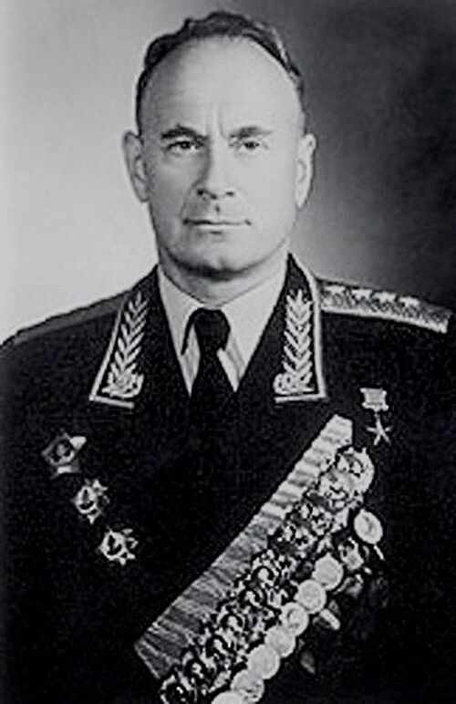 Zdjęcie mężczyzny w charakterystycznym mundurze typu sowieckiego