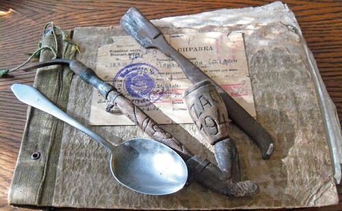 Pamiątki Antona Gory przywiezione z deportacji: drewniana fajka z napisem „Kazachstan 1946”, aluminiowa łyżka, nożyk, dokument repatriacji („Sprawka”), fot. Joachim Makowski. Zbiory Józefa (Wilhelma) Góry. Za: <i>Deportacje Górnoślązaków do ZSRS w 1945 roku. Teka edukacyjna</i>, IPN Oddział w Katowicach, 2020, wydanie II rozszerzone i zaktualizowane