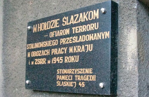 Tablica pamiątkowa na budynku Szkoły Podstawowej w Knurowie ufundowana przez Stowarzyszenie Tragedii Śląskiej ’45. Zbiory IPN Oddział w Katowicach. Za: <i>Deportacje Górnoślązaków do ZSRS w 1945 roku. Teka edukacyjna</i>, IPN Oddział w Katowicach, 2020, wydanie II rozszerzone i zaktualizowane
