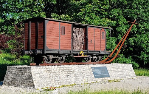 Pomnik Tragedii Górnośląskiej w Miechowicach (Bytom) – widok ogólny. Zbiory Kornelii Banaś. Za: <i>Deportacje Górnoślązaków do ZSRS w 1945 roku. Teka edukacyjna</i>, IPN Oddział w Katowicach, 2020, wydanie II rozszerzone i zaktualizowane