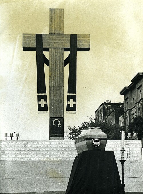 Trumna z ciałem prymasa Wyszyńskiego wystawiona na katafalku pod krzyżem, przypominającym krzyż znany z mszy odprawionej na Placu Zwycięstwa  podczas pierwszej pielgrzymki Jana Pawła II do Polski w 1979 r.