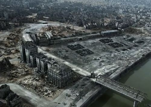 Wśród ruin Warszawy zniszczonej przez Niemców po Powstaniu Warszawskim miejsce, gdzie stał Zamek Królewski. Kadr z filmu <i>Miasto ruin</i> (2010)
