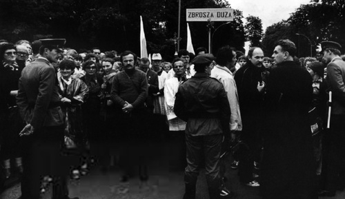 Pielgrzymka parafian ze Zbroszy Dużej pod przewodnictwem ks. Czesława Sadłowskiego na Jasną Górę na spotkanie z Janem Pawłem II w 1983 r., podczas której zostali zatrzymani przez MO. Fot. ze zbiorów parafialnych