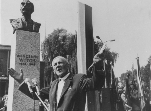 Stanisław Mierzwa przemawia podczas odsłonięcia popiersia Wincentego Witosa w Wierzchosławicach, 12 września 1982 r. Fot. AIPN