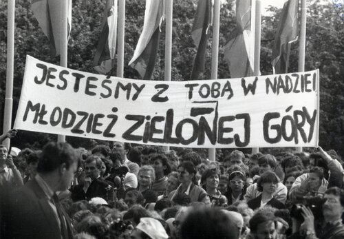 Uczestnicy spotkania Jana Pawła II z młodzieżą na Westerplatte, 12 czerwca 1987 r. Fot. z zasobu IPN